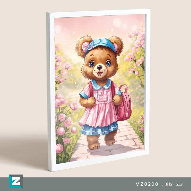 قاب عکس فانتزی کودک با طرح بچه خرس در راه مدرسه با تم رنگی غالب صورتی رنگ