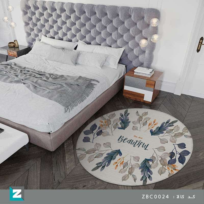 فرش گرد اتاق خواب با رنگ ملایم خنثی و نوشته "تو زیبا هستی " دارای طرح برگ فلورال در قالب فرشینه و فرش