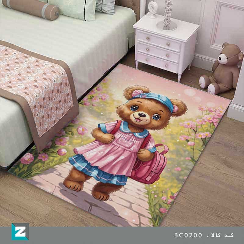 فرش اتاق کودک دخترانه با طرح بچه خرس با کوله در راه مدرسه تم صورتی ملایم مخصوص اتاق خواب کودک